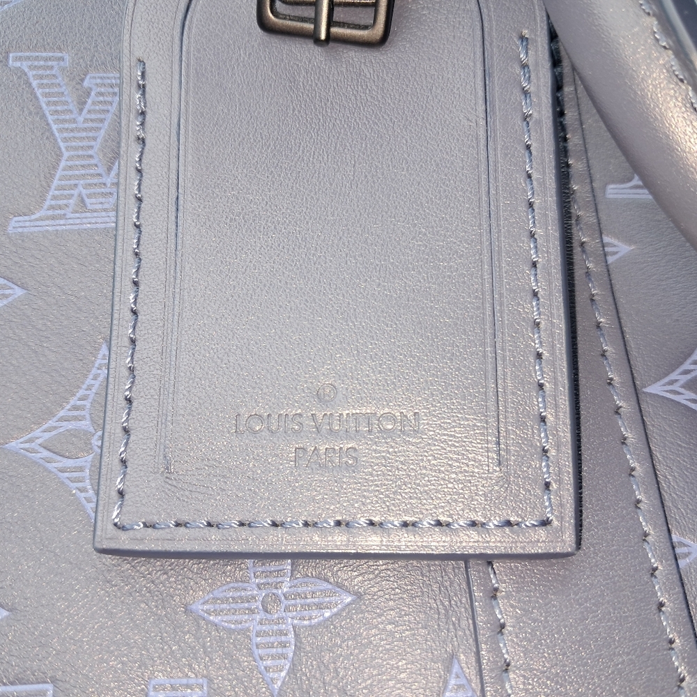 Louis Vuitton Gray Duffel Bag with Iconic Design - Picture 4 of 7